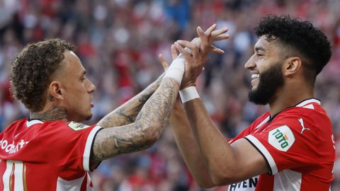 Overtuigend PSV wint en ontploft na krankzinnige slotfase bij falend Ajax: titel in Eredivisie voor het grijpen