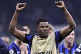 Denzel Dumfries zorgt in Rotterdam voor verbaasde fans: 'Geen woord verstaan van wat je zei'