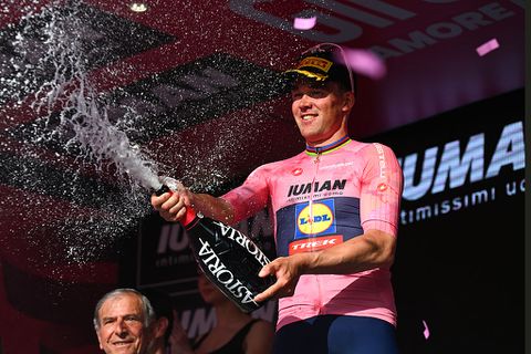 Rozetruidrager Mads Pedersen meldt midden tijdens Giro d'Italia heuglijk nieuws: 'Keuze was snel gemaakt'