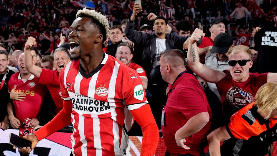 Falend Ajax en juichend PSV zijn na bizarre ontknoping wereldnieuws: 'Sensatie in Nederland!'