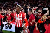 Falend Ajax en juichend PSV zijn na bizarre ontknoping wereldnieuws: 'Sensatie in Nederland!'