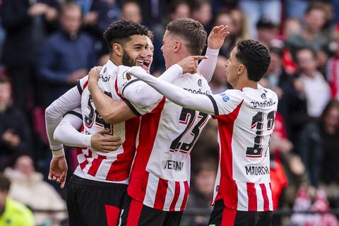 Peter Bosz (62) bespreekt speler van het jaar bij PSV en lacht om journalisten: 'Dat vind ik knap'