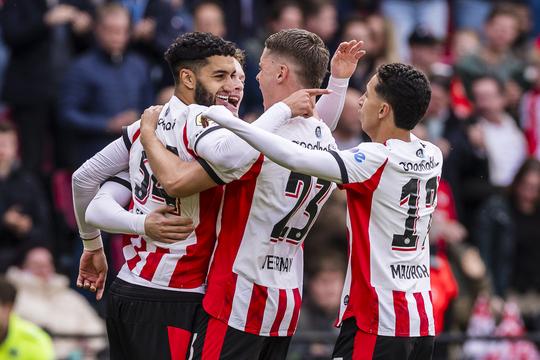 Peter Bosz (62) bespreekt speler van het jaar bij PSV en lacht om journalisten: 'Dat vind ik knap'