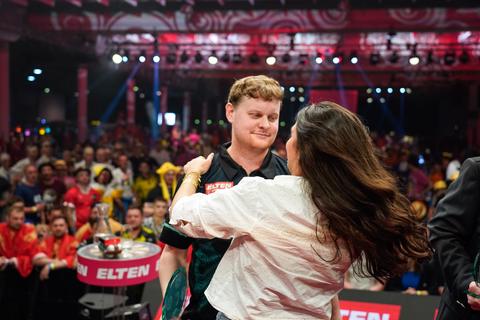 Nederlandse topdarter Kevin Doets glundert van nieuwe vriendin: 'Als je een goede liefde hebt gevonden...'