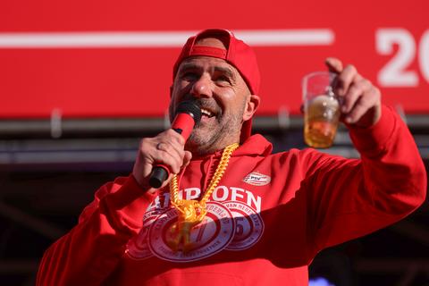 PSV-trainer Peter Bosz snakt naar vakantie en houdt ogen open op WK: 'Dan gaat het biertje open'