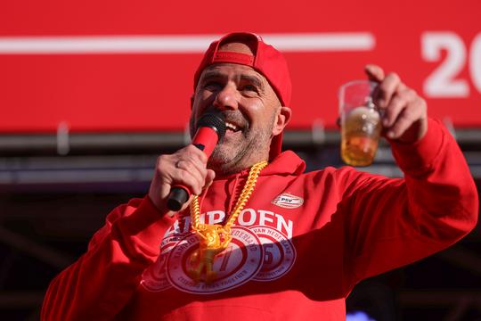 PSV-trainer Peter Bosz snakt naar vakantie en houdt ogen open op WK: 'Dan gaat het biertje open'