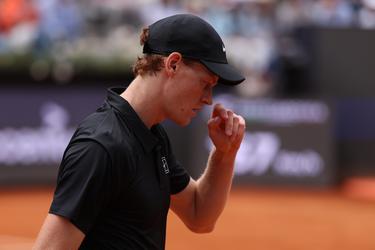 Zorgen om Jannik Sinner in Rome: toptennisser grijpt naar bovenbeen tijdens kwartfinale
