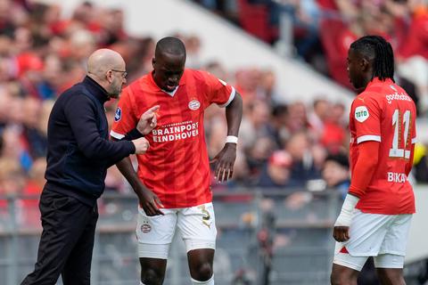 PSV-trainer deelt hilarisch bericht van oud-speler na kampioenschap: 'Ik ben het fundament...'
