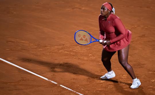 Toptennisster zorgt voor hilariteit met pikant standbeeld en schakelt laatste Nederlandse in Rome uit