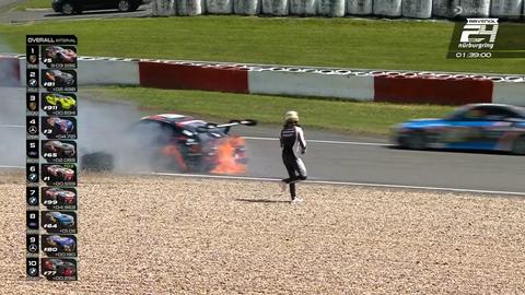 Coureur ontsnapt maar net aan dodelijk ongeluk tijdens kwalificatie voor 24 uur van Nürburgring met Max Verstappen