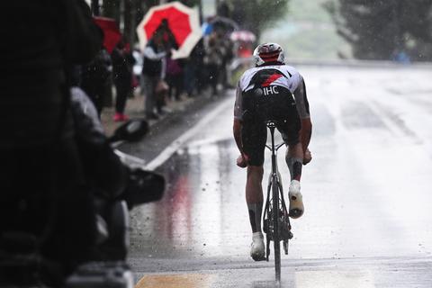 Fors verwijt voor Team UAE na chaos in Giro: ‘Ze hebben tien renners van andere ploegen uitgeschakeld’