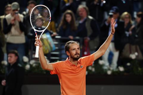 Oranje geklede Russische toptennisser helpt Tallon Griekspoor een handje richting Roland Garros