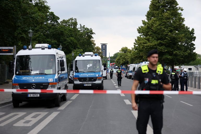 Paniek op fanplein in Berlijn na verdacht pakketje, politie waarschuwt voetbalfans na onderzoek
