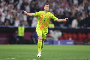 Waarom Manuel Neuer vlak voor de aftrap van Duitsland - Schotland met de scheids discussieerde