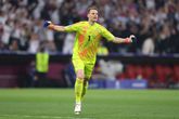 Manuel Neuer moest vlak voor Duitsland - Schotland nog zijn ondershirt uitdoen. ©Getty Images