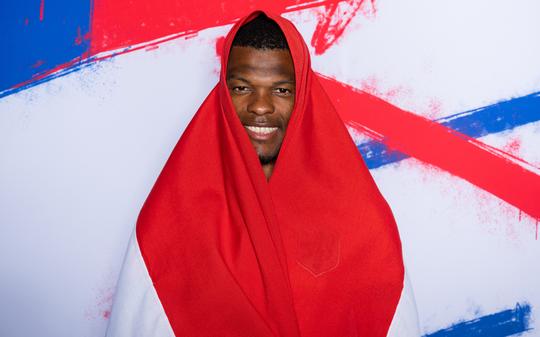 Denzel Dumfries bedankt medespelers voor prachtige titel: 'Ik doe daar helemaal niks bijzonders voor'
