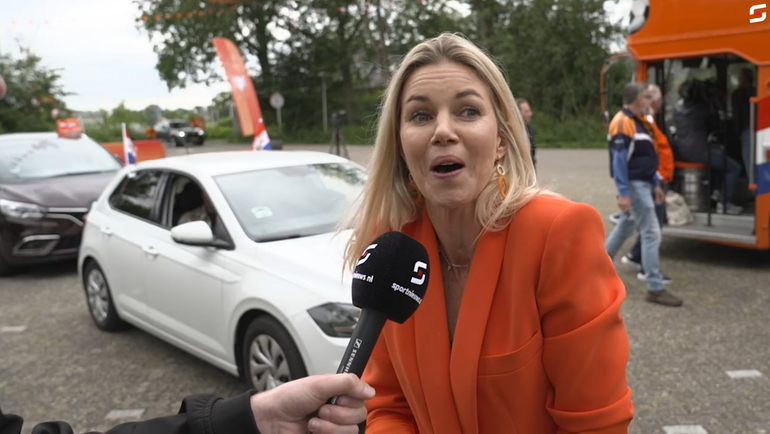Anouk Hoogendijk kijkt in oranje pakje haar ogen uit tijdens parade richting Duitsland: 'Toch veel gezelliger?'