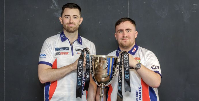 Topdarters Luke Littler en Luke Humphries overdonderd na bijzondere titel: 'Nooit gedacht dat dit mogelijk was'