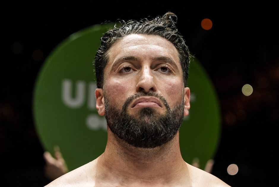 Kickbokser Jamal Ben Saddik moet 'dringend naar ziekenhuis' na gruwelijke blessure, maar: 'Ik sta open voor alles'