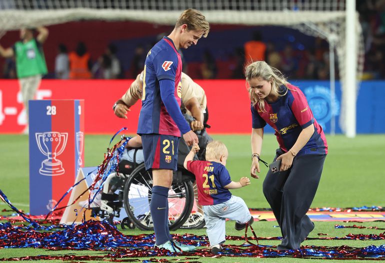 Voetbalvrouw Mikky Kiemeney deelt liefdevolle beelden van Frenkie en zoontje: 'Blijft m'n favoriet'