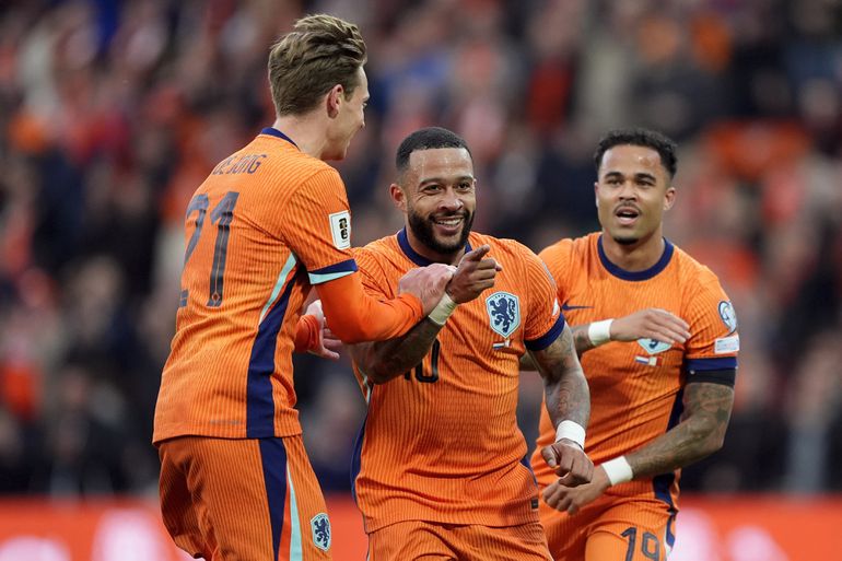 Memphis Depay knipoogt naar teamgenoten na recordgoal voor Oranje: 'Pas dan mogen jullie me feliciteren'