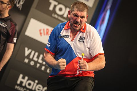 Bizar incident op World Cup of Darts: darter gaat viraal met ongelukje tijdens het juichen