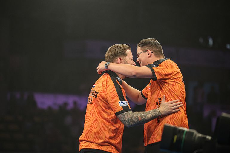 Opvallend moment bij darters Gian van Veen en Danny Noppert: 'Heb je dat wel gevraagd aan mij?'