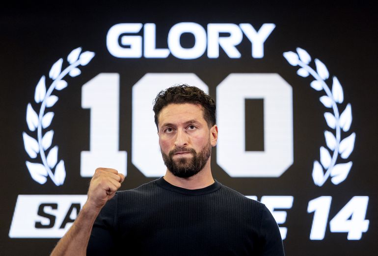 Sensatie bij Glory 100: geëmotioneerde Jamal Ben Saddik gaat zwaar gehavend ten onder