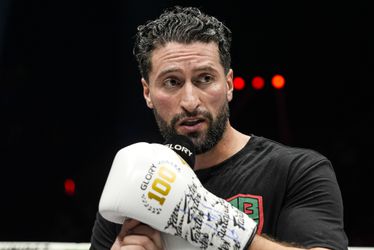 Kickbokser Jamal Ben Saddik spreekt met tranen in zijn ogen publiek toe na dramatisch einde op Glory 100