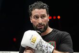 Kickbokser Jamal Ben Saddik spreekt met tranen in zijn ogen publiek toe na dramatisch einde op Glory 100