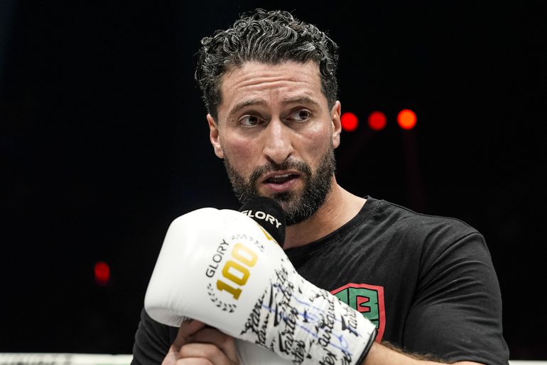 Kickbokser Jamal Ben Saddik spreekt met tranen in zijn ogen publiek toe na dramatisch einde op Glory 100