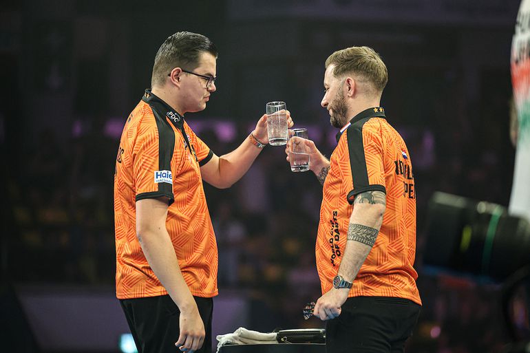 Dominant Nederland veegt schamele Schotten van het bord bij World Cup of Darts