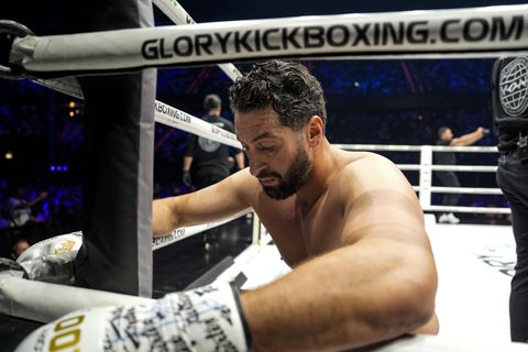 Sensatie bij Glory: Jamal Ben Saddik loopt heftige blessure op, emoties bij veelbesproken kickbokser