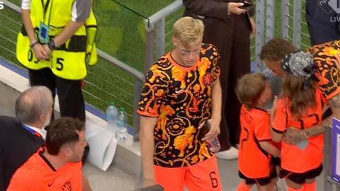 Oranje-speler Jan Paul van Hecke flink toegetakeld na trap in gezicht, opvallende beelden tonen verwondingen