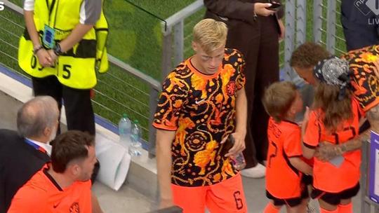 Oranje-speler Jan Paul van Hecke flink toegetakeld na trap in gezicht, opvallende beelden tonen verwondingen