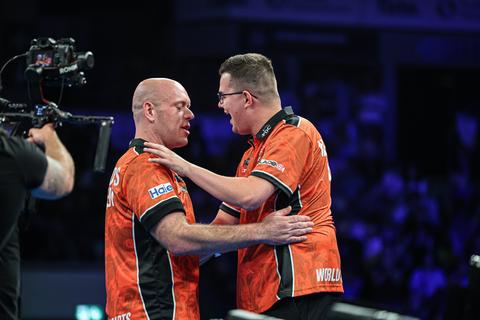 Uitgefloten topdarters Michael van Gerwen en Gian van Veen maken indruk met record tijdens World Cup of Darts