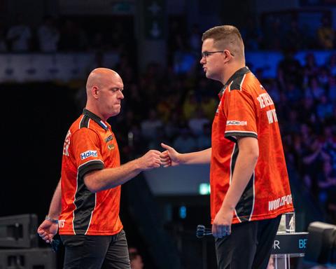 Droom spat uiteen voor Michael van Gerwen en Gian van Veen: topfavorieten meedogenloos in finale World Cup of Darts