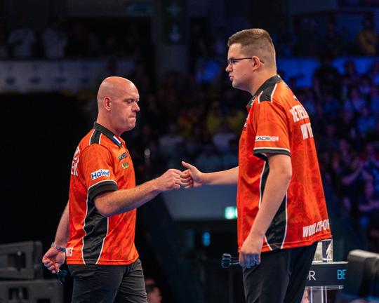 Droom spat uiteen voor Michael van Gerwen en Gian van Veen: topfavorieten meedogenloos in finale World Cup of Darts