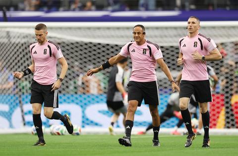 Dit apparaat draagt de scheidsrechter bij WK-duel Nederland - Japan op zijn hoofd