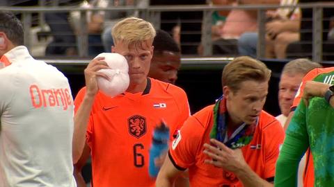 Oranje-speler Jan Paul van Hecke aangeslagen na trap in gezicht in duel met Japan, opvallend beeld in drinkpauze
