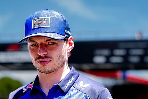 Verveelde Max Verstappen trekt harde conclusie na kleurloze race in Barcelona: 'Het was heel eenzaam'