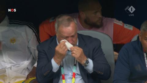 Emoties bij Dick Advocaat op WK voetbal: bondscoach Curaçao veegt tranen weg voor duel tegen Duitsland