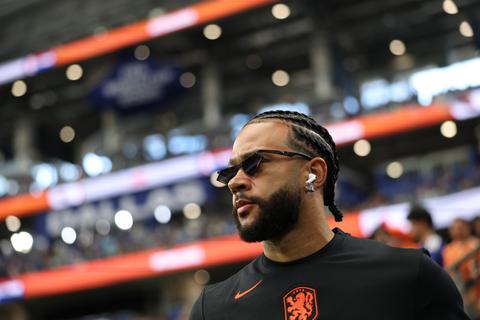 Memphis Depay steelt met opvallend accessoire de show voor aftrap bij Nederland - Japan op WK