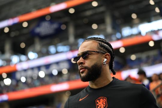 Memphis Depay steelt met opvallend accessoire de show voor aftrap bij Nederland - Japan op WK