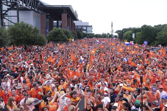 Oranje-fans zorgen voor totale gekte op WK: duizenden fans nemen Dallas over voor Nederland - Japan