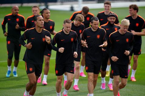Dit is de reden dat bij het volkslied van Nederland ook de wisselspelers van Oranje op het veld staan tijdens het WK voetbal