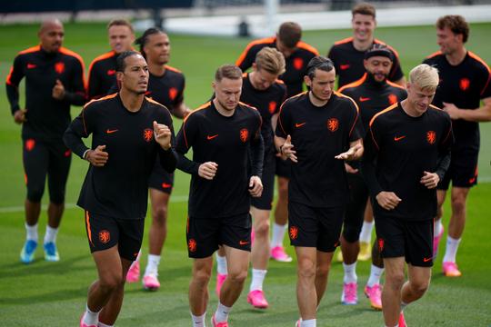Dit is de reden dat bij de volksliederen ook de wisselspelers op het veld staan tijdens het WK voetbal