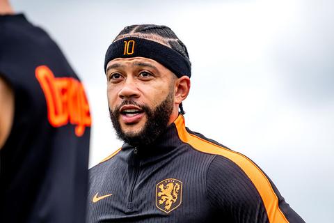 Dit is waarom Oranje-topscorer Memphis Depay tegen Japan op de bank moet beginnen bij start WK voetbal