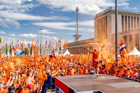 Feestend Oranjelegioen maakt indruk in Dallas: 'Zo'n energie heb ik nog nooit gevoeld'