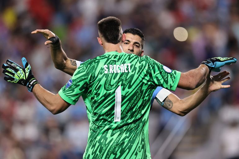 Luis Suárez en voormalig AZ-doelman redden Uruguay en pakken brons op Copa América